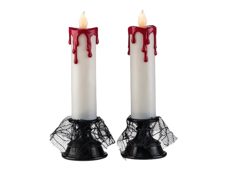 Deux bougies LED sur le thème d'Halloween avec de la cire rouge dégoulinante et des bases en dentelle noire.