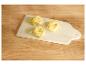 Nids de pâtes fraîches sur une planche à découper en marbre blanc.