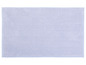 Un tapis de bain bleu clair avec une texture douce.