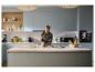 Un homme utilise le mixeur plongeant SILVERCREST dans la cuisine.