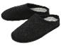 Paire de chaussons en feutre noir avec doublure intérieure gris clair
