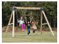 Enfants jouant sur une balançoire en bois avec des anneaux de gymnastique et une balançoire à planche.
