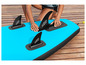 Un paddleboard gonflable bleu avec trois ailerons