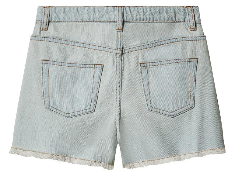 Short en jean bleu clair avec ourlets effilochés, vue arrière.