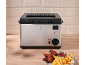 Friteuse en acier inoxydable avec poulet frit et frites.