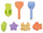 Jouets de plage colorés: tamis à sable hippopotame vert, râteau orange, pelle bleue et moules à sable