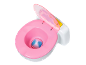 Toilettes jouet roses et blanches avec couvercle transparent et bouton jaune.