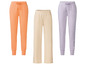 Trois pantalons de survêtement en couleurs pastel.