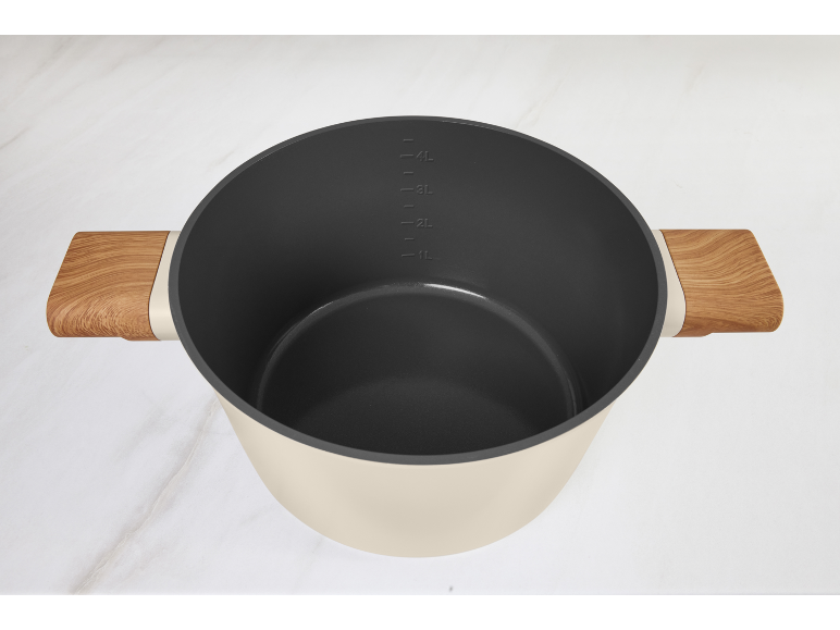 Casserole beige avec poignées en bois et graduation à l'intérieur