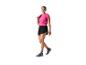 Femme portant haut, short et chaussures de sport.