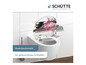 Des toilettes avec un abattant à fermeture douce et un porte-papier toilette.