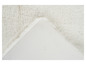 Un tapis blanc avec une texture de fourrure.