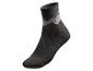 Une paire de chaussettes noires montant à la cheville avec des détails gris.