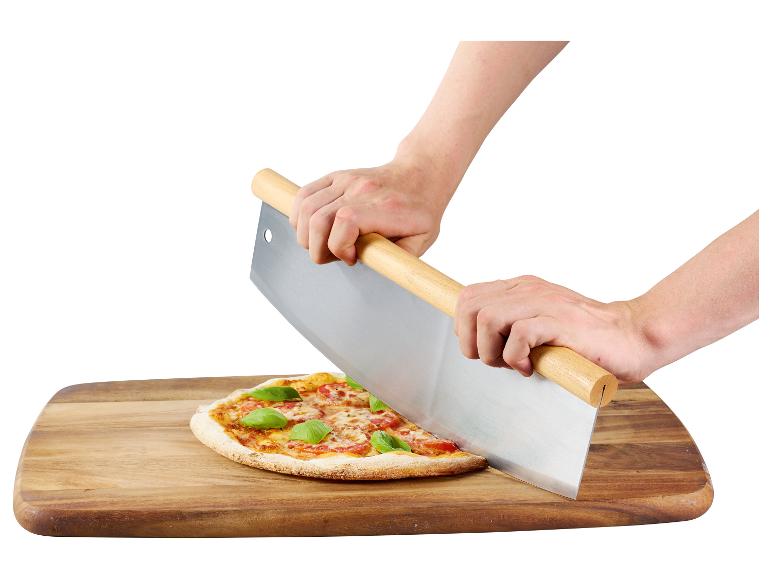 Pizza, planche à découper en bois et couteau à pizza.