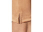 Détail d'un vêtement en tricot beige avec une fente.