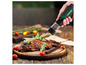 Un moulin à poivre électrique Parkside au-dessus d'un morceau de viande grillée.