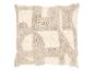 Coussin écru avec un motif abstrait tufté.