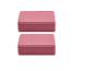 Deux blocs de yoga roses sur fond blanc