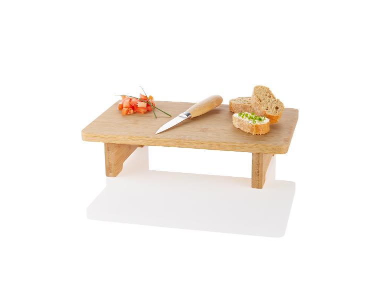 Plateau bambou avec pain, tomates et couteau.