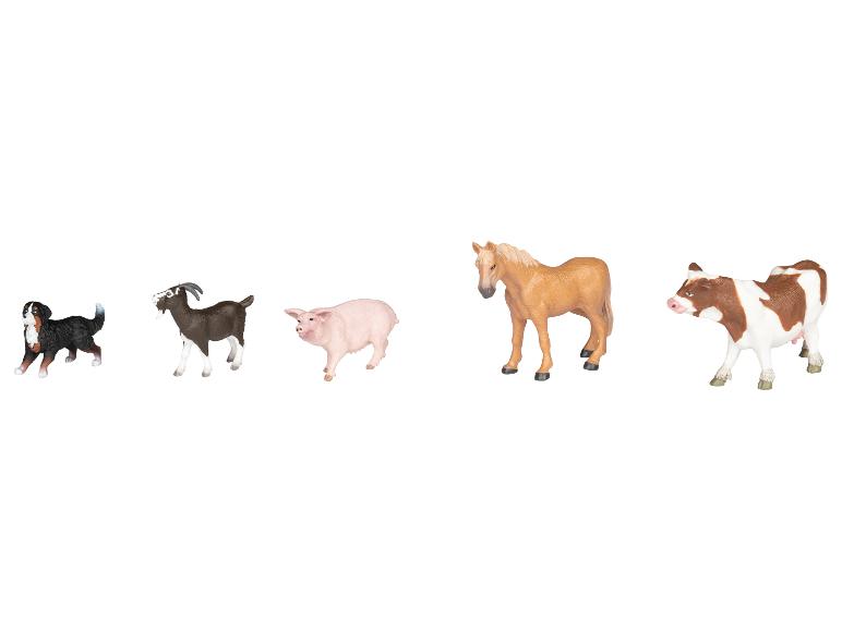Jouets d'animaux de la ferme: chien, chèvre, cochon, cheval et vache.