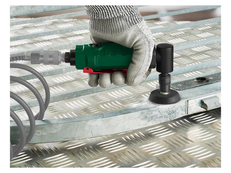 Main gantée utilisant une ponceuse pneumatique pour poncer une surface métallique