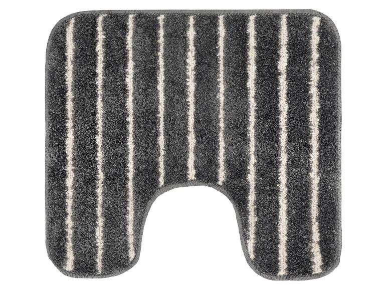 Tapis de bain gris à rayures blanches, avec découpe pour les toilettes.