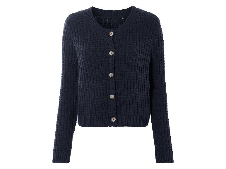 Un cardigan en tricot bleu marine.