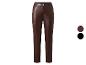 Pantalons en simili cuir marron et noir.