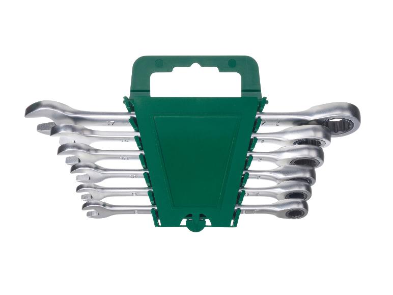 Jeu de clés à cliquet rangées dans un support vert.