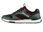 Des baskets Parkside vertes avec des accents rouges.