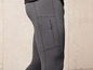 Leggings gris foncé avec une poche zippée.