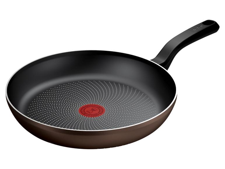 Poêle à frire Tefal avec intérieur noir et extérieur marron, dotée d'un indicateur Thermo-Signal rouge.