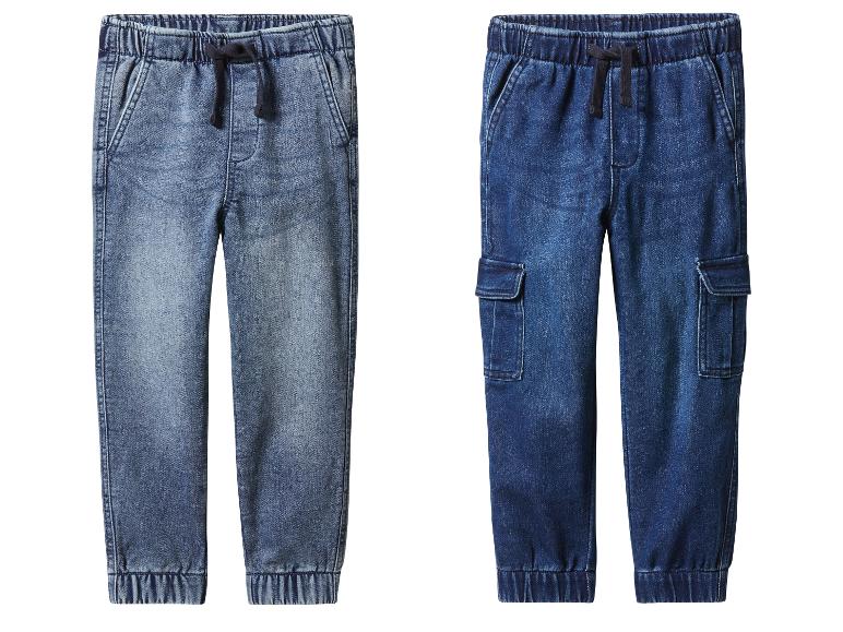Deux paires de jeans pour enfants, une avec des poches cargo.