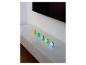 Cinq lampes colorées et lumineuses en forme de macaron sur une surface blanche.