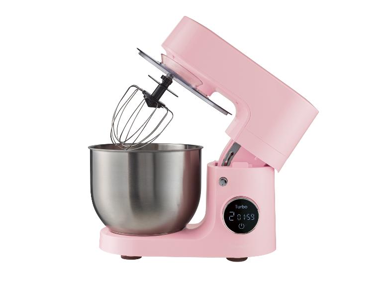 Robot pâtissier rose avec un bol en acier inoxydable et un fouet.