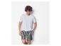 Un homme portant un t-shirt blanc et un short rayé.