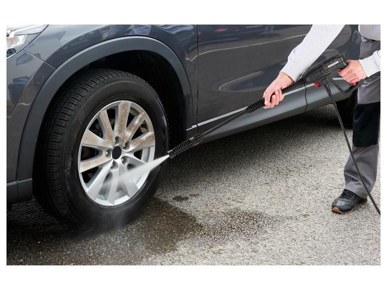 Nettoyage d'une roue de voiture avec un nettoyeur haute pression
