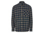 Une chemise à carreaux bleu foncé à manches longues.