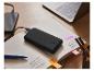 Power bank Tronic, smartphone et ordinateur portable sur un bureau.