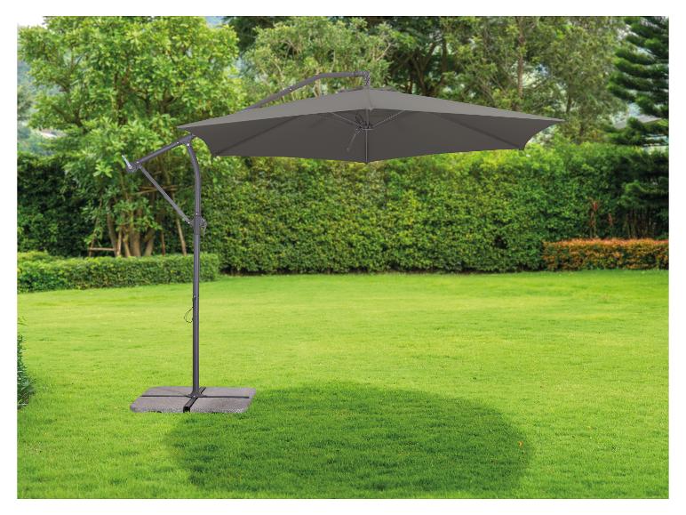 Un parasol de jardin gris sur une pelouse.