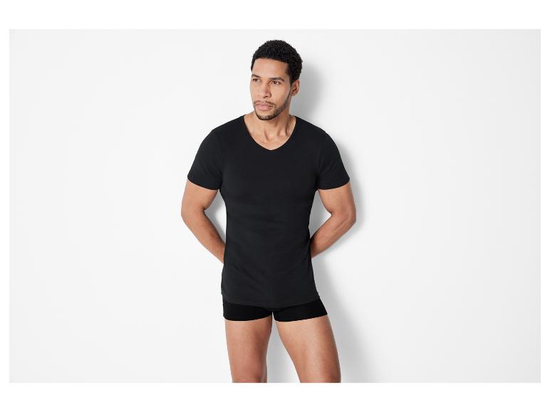 T-shirt et caleçon noirs pour homme.