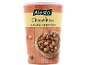 Alesto Chouchou cacahuètes caramélisées dans un récipient, avec un bol de cacahuètes.