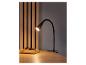 Une lampe de bureau flexible noire avec pince, un carnet et un stylo sur un bureau en bois.