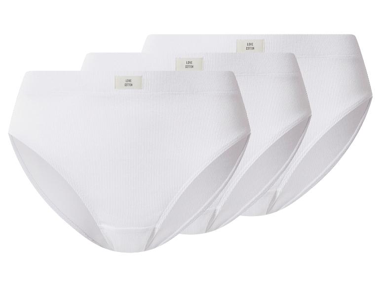 Trois culottes blanches côtelées pour femmes avec l'inscription 'LOVE COTTON' à la taille.
