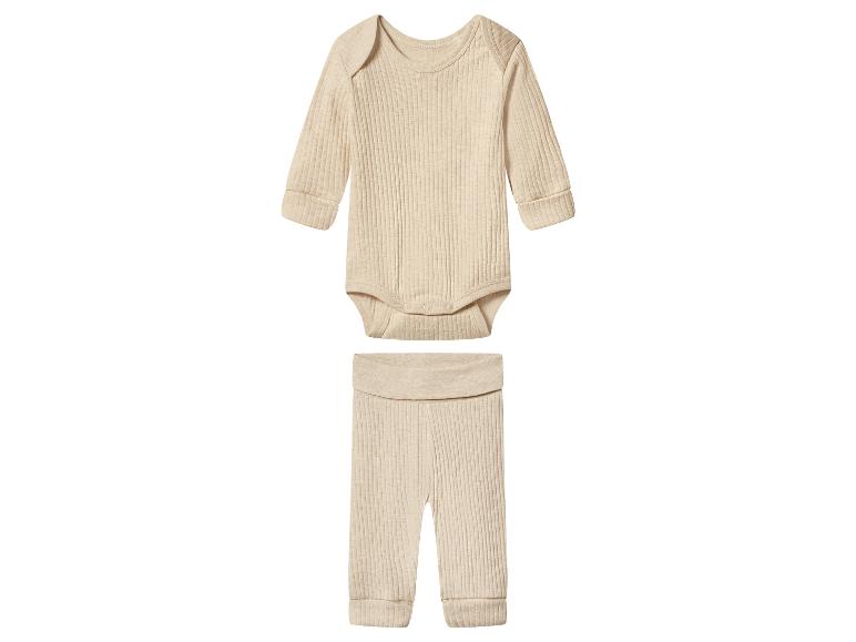 Ensemble body et pantalon côtelé beige pour bébé.