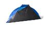 Tente de plage bleue et noire avec ouverture frontale sur fond blanc