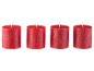 Quatre bougies piliers rouges avec mèches sur fond noir.