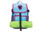 Sac à dos bleu avec bordure rouge et couverture verte roulée attachée
