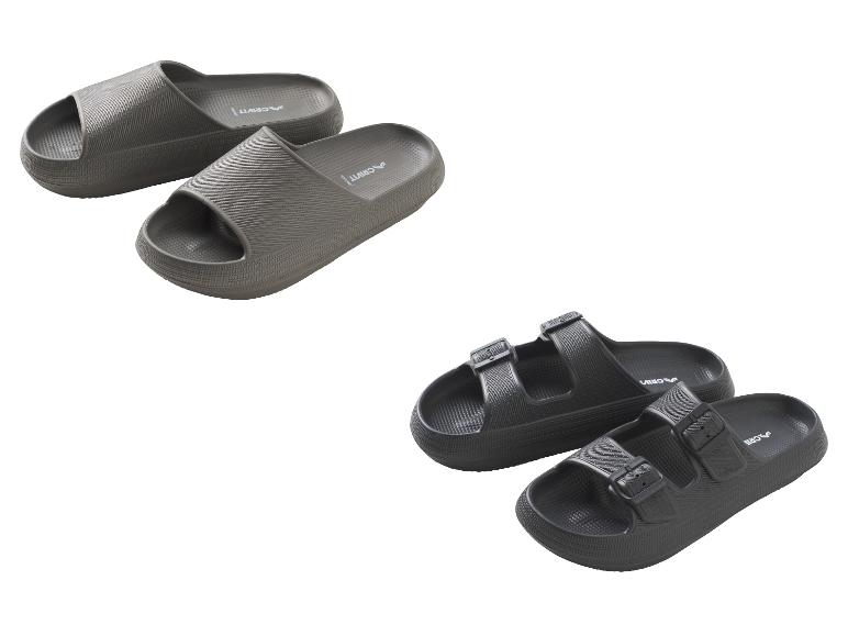 Deux paires de claquettes confortables : une paire grise et une paire noire à boucles.