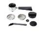 Accessoires pour machine à expresso, comprenant un porte-filtre, des paniers-filtres, une brosse de nettoyage et d'autres outils.
